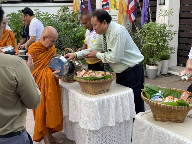 กิจกรรมทำบุญตักบาตรในช่วงเช้า ณ วัดเทพศิรินทราวาส