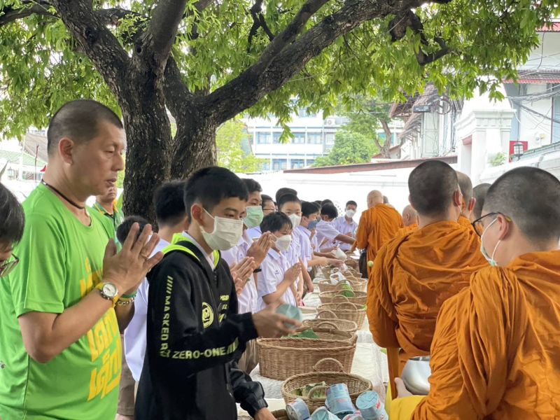 กิจกรรมทำบุญตักบาตรในช่วงเช้า ณ วัดเทพศิรินทราวาส
