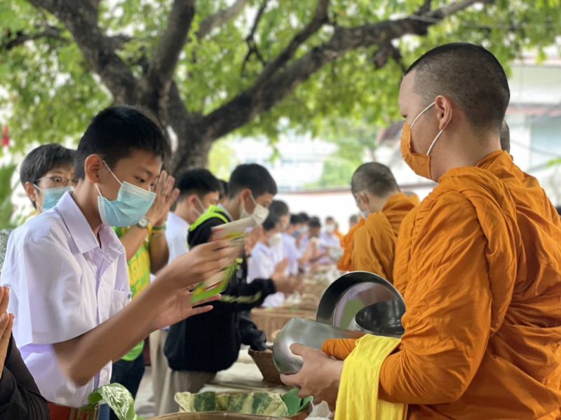 กิจกรรมทำบุญตักบาตรในช่วงเช้า ณ วัดเทพศิรินทราวาส