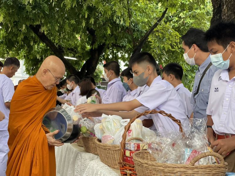 กิจกรรมทำบุญตักบาตรในช่วงเช้า ณ วัดเทพศิรินทราวาส