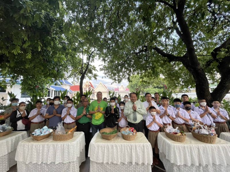 กิจกรรมทำบุญตักบาตรในช่วงเช้า ณ วัดเทพศิรินทราวาส