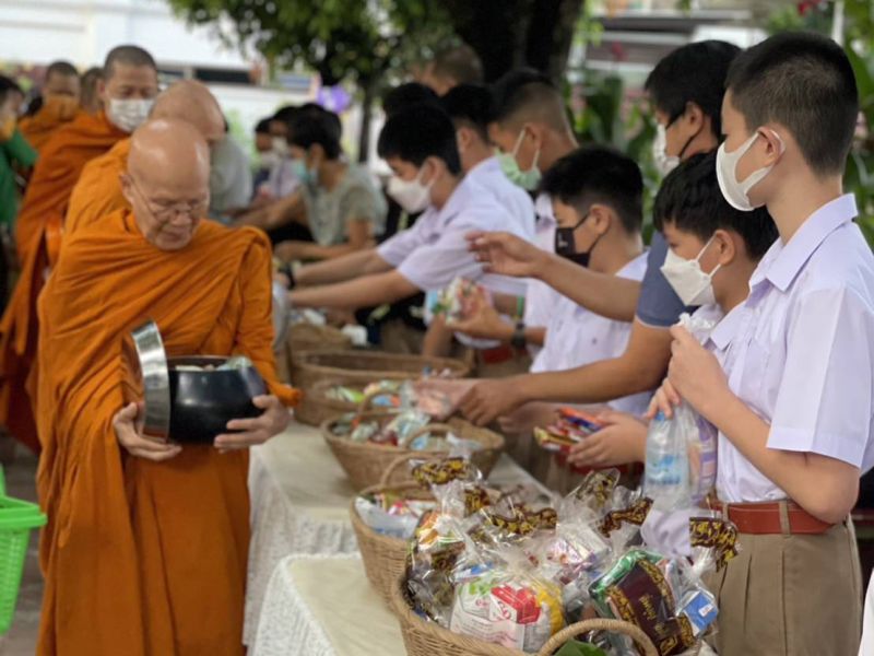 กิจกรรมทำบุญตักบาตรในช่วงเช้า ณ วัดเทพศิรินทราวาส