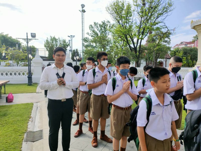 กิจกรรมทำบุญตักบาตรในช่วงเช้า ณ วัดเทพศิรินทราวาส