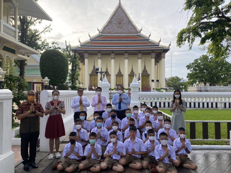 กิจกรรมทำบุญตักบาตรในช่วงเช้า ณ วัดเทพศิรินทราวาส