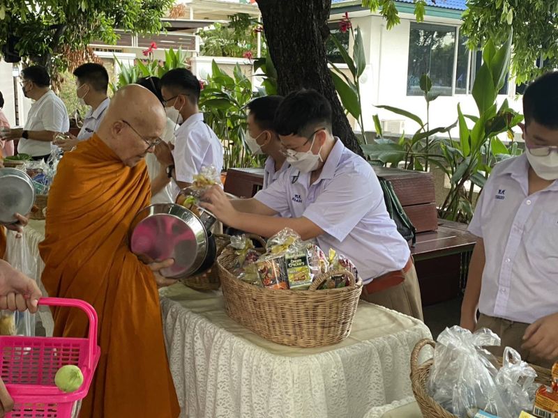 กิจกรรมทำบุญตักบาตรในช่วงเช้า ณ วัดเทพศิรินทราวาส