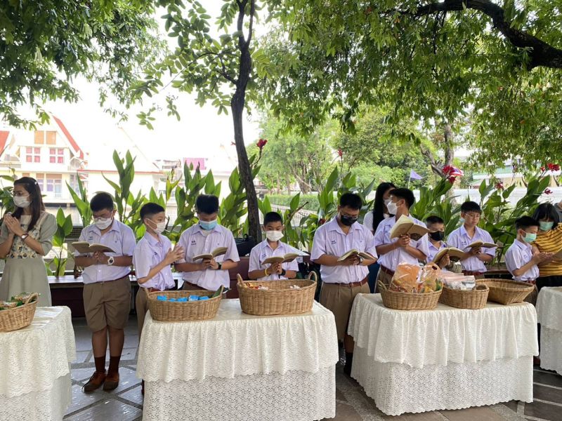 กิจกรรมทำบุญตักบาตรในช่วงเช้า ณ วัดเทพศิรินทราวาส