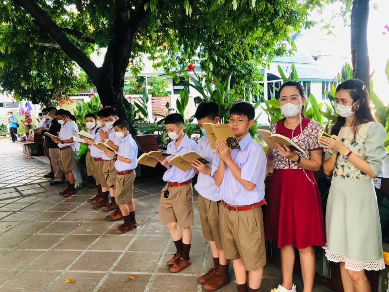 กิจกรรมทำบุญตักบาตรในช่วงเช้า ณ วัดเทพศิรินทราวาส