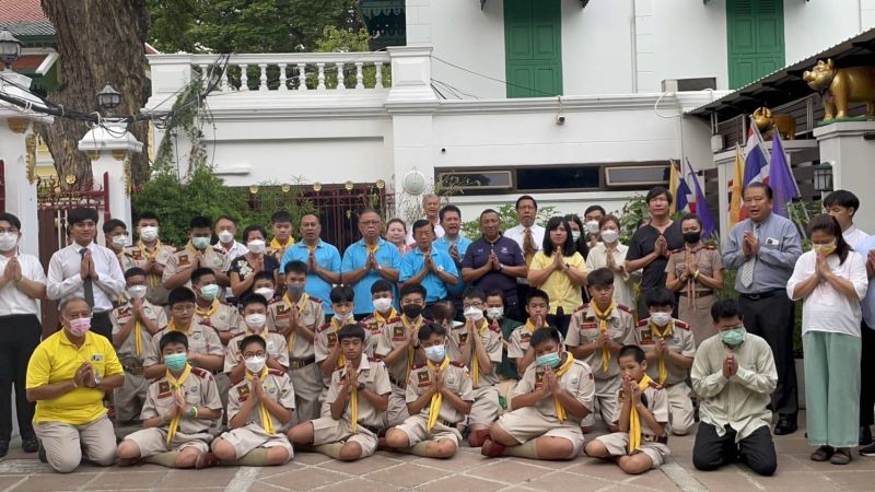 กิจกรรมทำบุญตักบาตรในช่วงเช้า ณ วัดเทพศิรินทราวาส