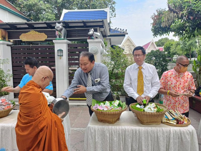 กิจกรรมทำบุญตักบาตรในช่วงเช้า ณ วัดเทพศิรินทราวาส
