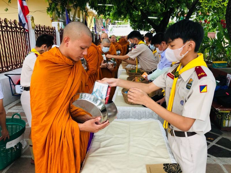 กิจกรรมทำบุญตักบาตรในช่วงเช้า ณ วัดเทพศิรินทราวาส
