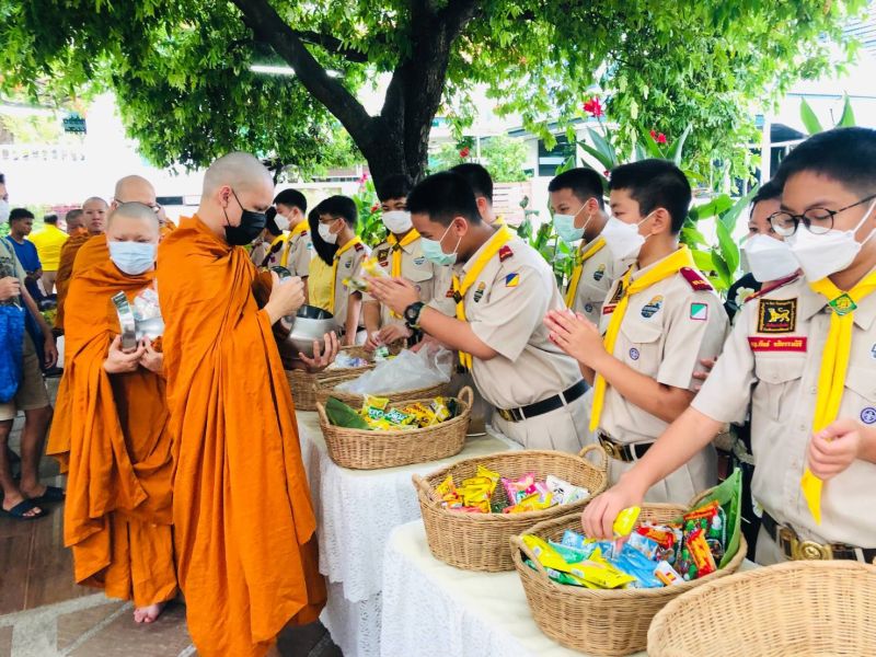 กิจกรรมทำบุญตักบาตรในช่วงเช้า ณ วัดเทพศิรินทราวาส