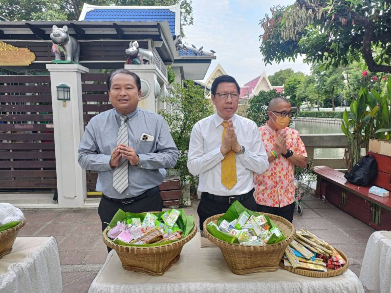 กิจกรรมทำบุญตักบาตรในช่วงเช้า ณ วัดเทพศิรินทราวาส