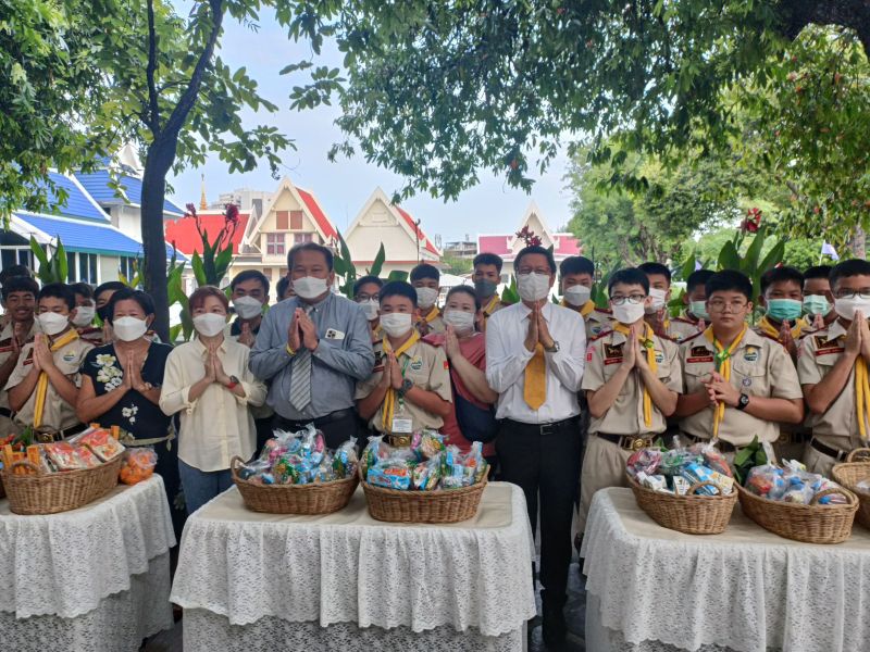 กิจกรรมทำบุญตักบาตรในช่วงเช้า ณ วัดเทพศิรินทราวาส
