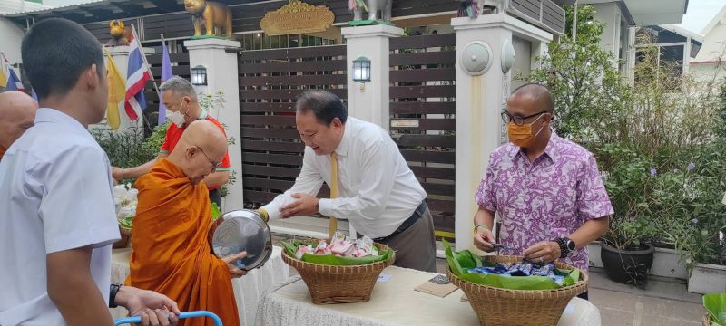 กิจกรรมทำบุญตักบาตรในช่วงเช้า ณ วัดเทพศิรินทราวาส
