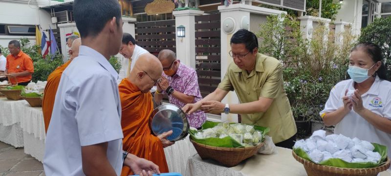 กิจกรรมทำบุญตักบาตรในช่วงเช้า ณ วัดเทพศิรินทราวาส
