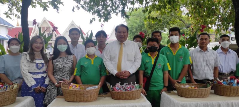 กิจกรรมทำบุญตักบาตรในช่วงเช้า ณ วัดเทพศิรินทราวาส