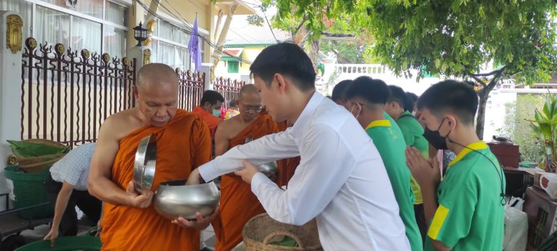 กิจกรรมทำบุญตักบาตรในช่วงเช้า ณ วัดเทพศิรินทราวาส