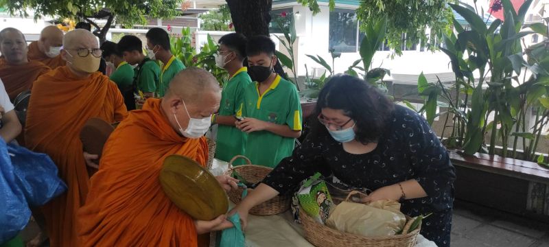 กิจกรรมทำบุญตักบาตรในช่วงเช้า ณ วัดเทพศิรินทราวาส