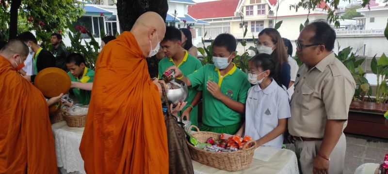 กิจกรรมทำบุญตักบาตรในช่วงเช้า ณ วัดเทพศิรินทราวาส