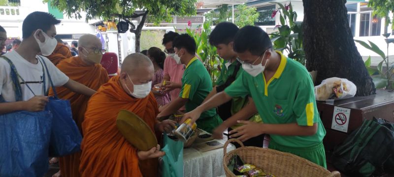 กิจกรรมทำบุญตักบาตรในช่วงเช้า ณ วัดเทพศิรินทราวาส