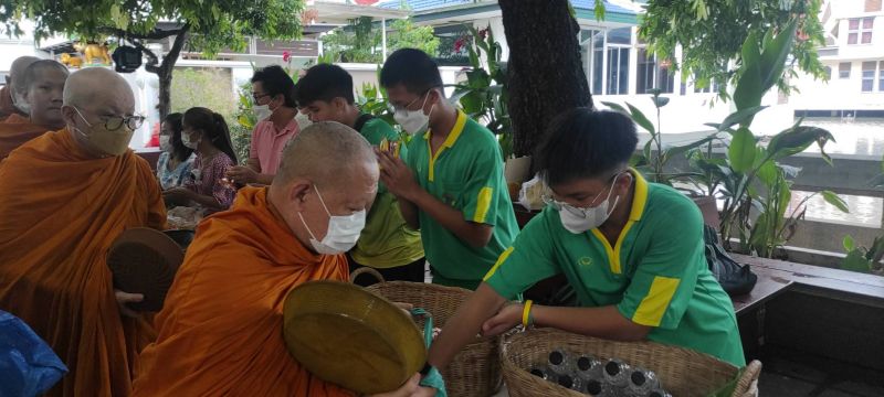กิจกรรมทำบุญตักบาตรในช่วงเช้า ณ วัดเทพศิรินทราวาส