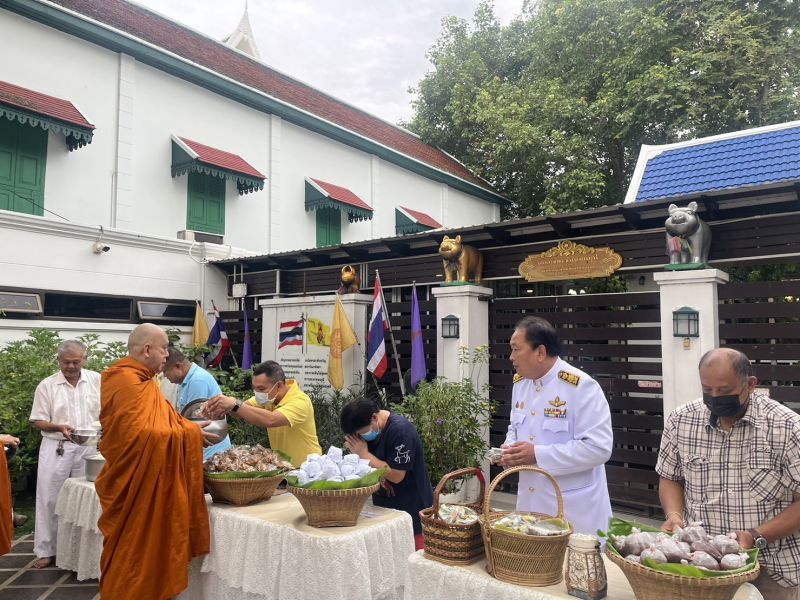 กิจกรรมทำบุญตักบาตรในช่วงเช้า ณ วัดเทพศิรินทราวาส
