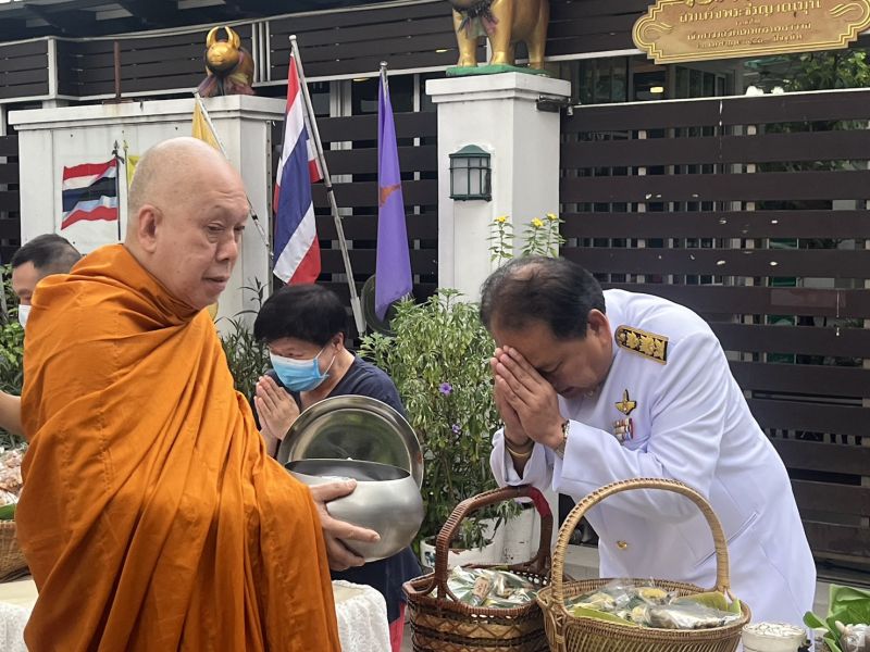 กิจกรรมทำบุญตักบาตรในช่วงเช้า ณ วัดเทพศิรินทราวาส