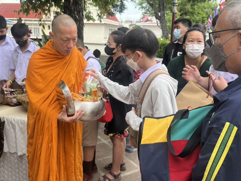 กิจกรรมทำบุญตักบาตรในช่วงเช้า ณ วัดเทพศิรินทราวาส