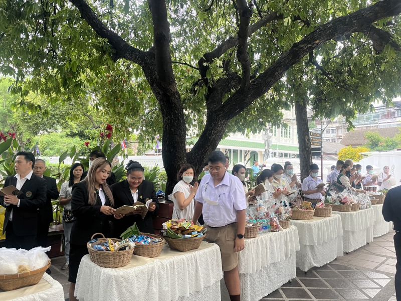 กิจกรรมทำบุญตักบาตรในช่วงเช้า ณ วัดเทพศิรินทราวาส