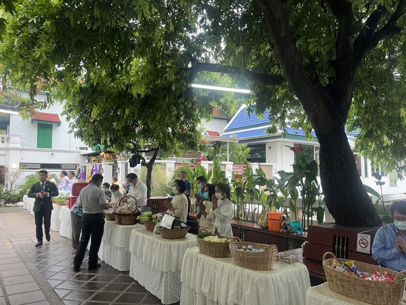 กิจกรรมทำบุญตักบาตรในช่วงเช้า ณ วัดเทพศิรินทราวาส