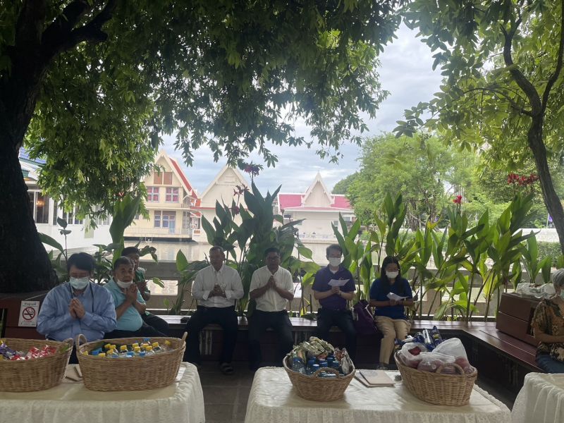 กิจกรรมทำบุญตักบาตรในช่วงเช้า ณ วัดเทพศิรินทราวาส