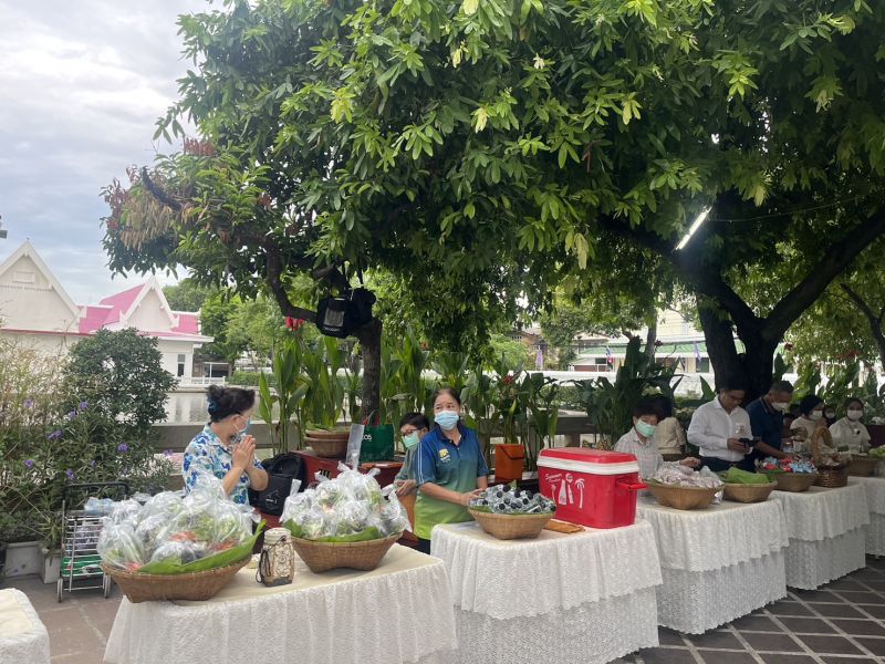กิจกรรมทำบุญตักบาตรในช่วงเช้า ณ วัดเทพศิรินทราวาส
