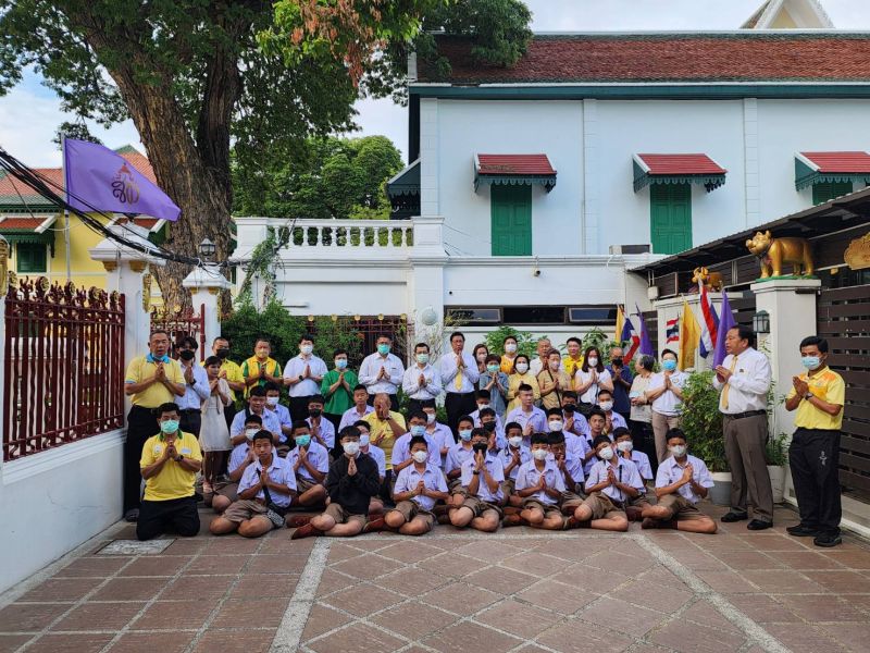 กิจกรรมทำบุญตักบาตรในช่วงเช้า ณ วัดเทพศิรินทราวาส