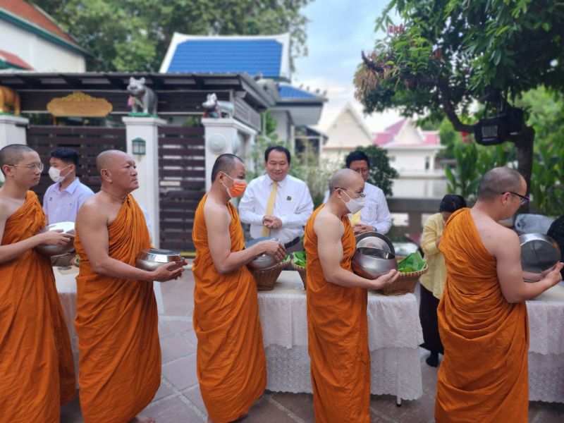 กิจกรรมทำบุญตักบาตรในช่วงเช้า ณ วัดเทพศิรินทราวาส