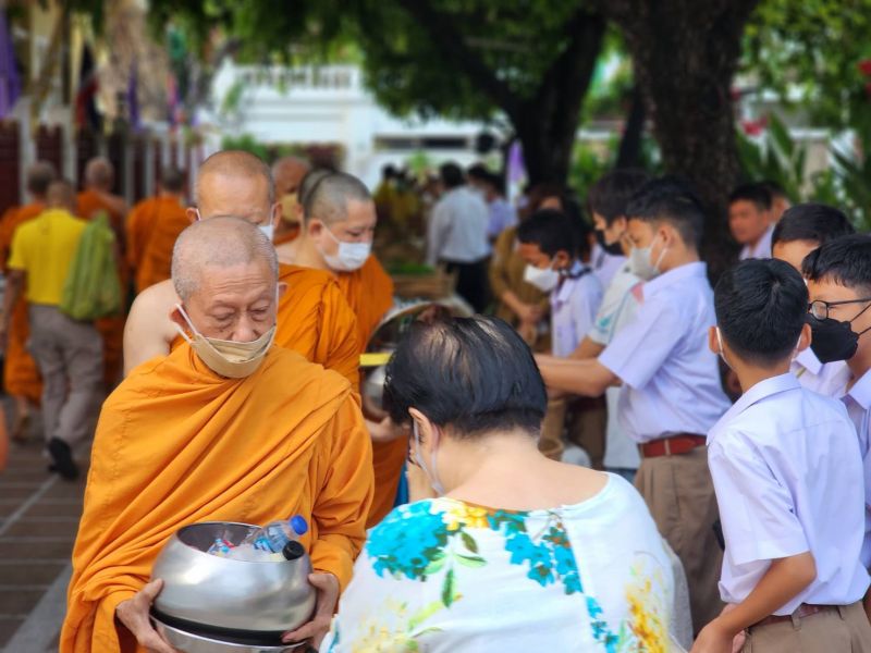 กิจกรรมทำบุญตักบาตรในช่วงเช้า ณ วัดเทพศิรินทราวาส