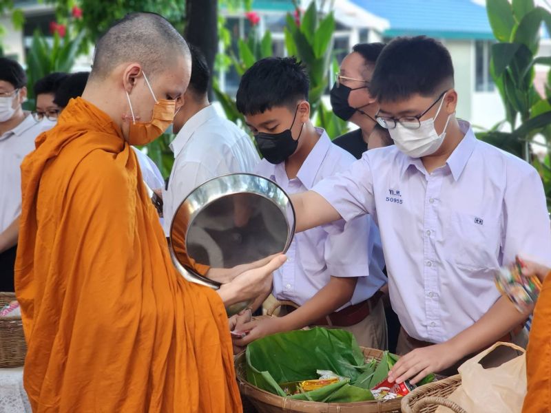 กิจกรรมทำบุญตักบาตรในช่วงเช้า ณ วัดเทพศิรินทราวาส