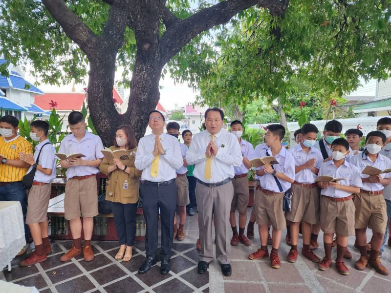 กิจกรรมทำบุญตักบาตรในช่วงเช้า ณ วัดเทพศิรินทราวาส