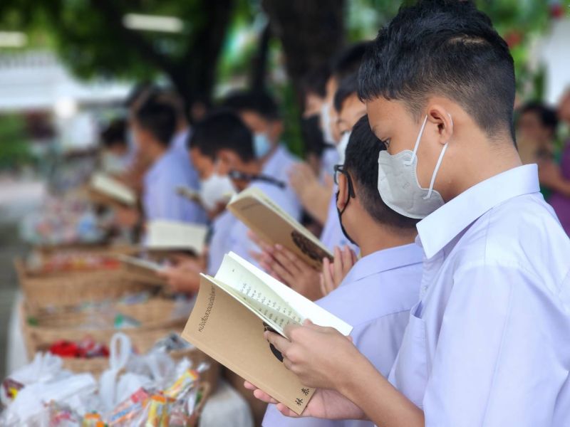 กิจกรรมทำบุญตักบาตรในช่วงเช้า ณ วัดเทพศิรินทราวาส