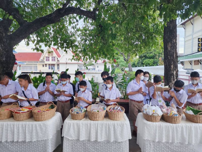 กิจกรรมทำบุญตักบาตรในช่วงเช้า ณ วัดเทพศิรินทราวาส