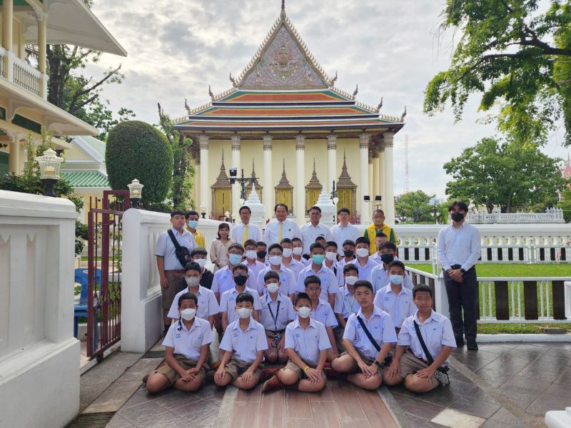 กิจกรรมทำบุญตักบาตรในช่วงเช้า ณ วัดเทพศิรินทราวาส