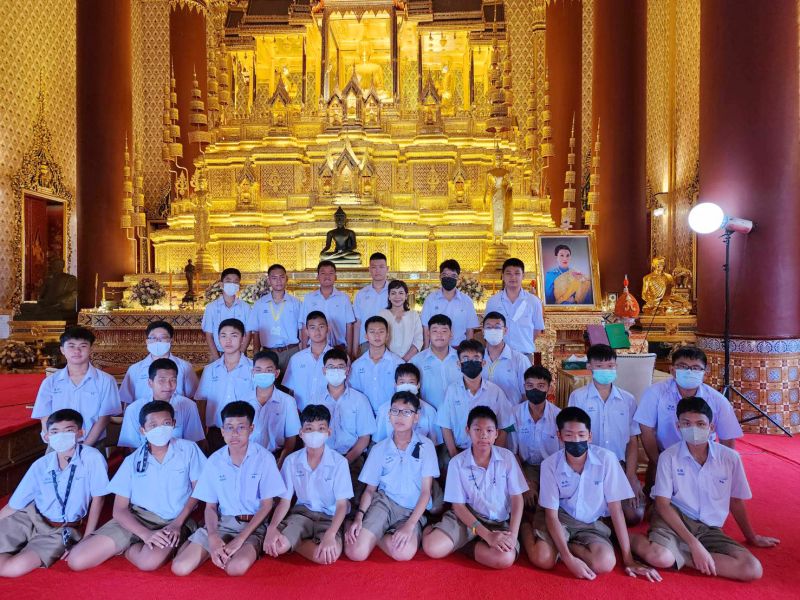 กิจกรรมทำบุญตักบาตรในช่วงเช้า ณ วัดเทพศิรินทราวาส