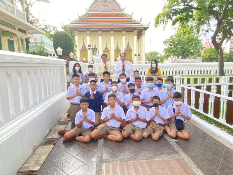 กิจกรรมทำบุญตักบาตรในช่วงเช้า ณ วัดเทพศิรินทราวาส