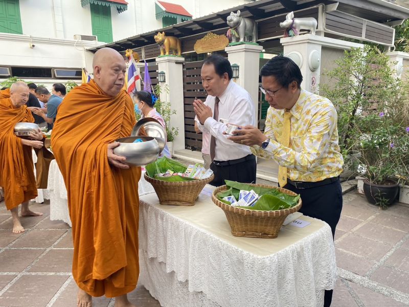 กิจกรรมทำบุญตักบาตรในช่วงเช้า ณ วัดเทพศิรินทราวาส