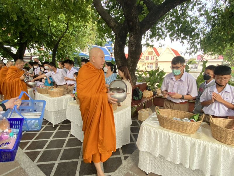 กิจกรรมทำบุญตักบาตรในช่วงเช้า ณ วัดเทพศิรินทราวาส