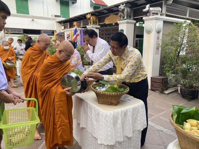 กิจกรรมทำบุญตักบาตรในช่วงเช้า ณ วัดเทพศิรินทราวาส