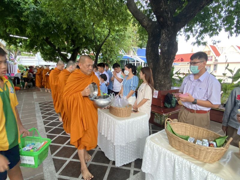 กิจกรรมทำบุญตักบาตรในช่วงเช้า ณ วัดเทพศิรินทราวาส