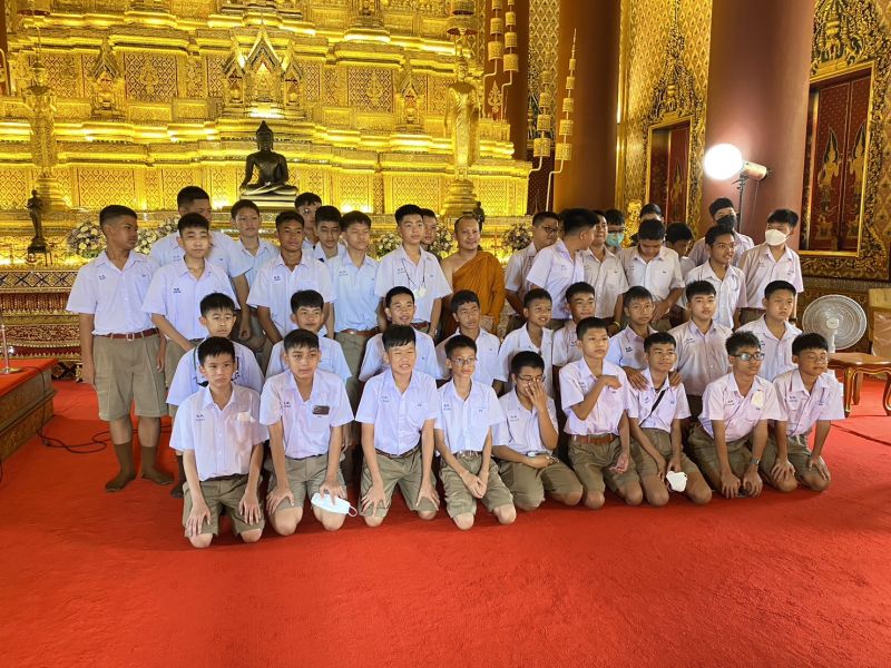 กิจกรรมทำบุญตักบาตรในช่วงเช้า ณ วัดเทพศิรินทราวาส