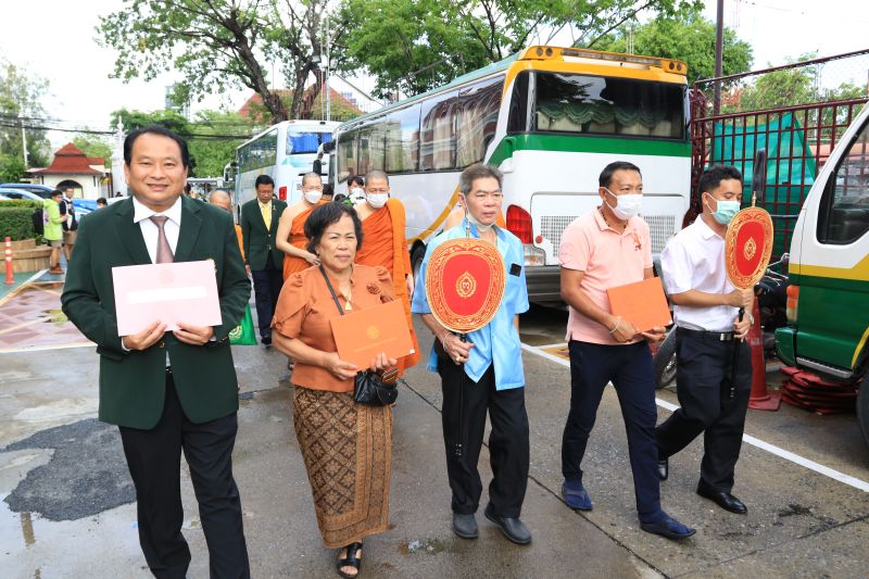 ถวายมุทิตาสักการะแด่ผู้สอบผ่านบาลีสนามหลวง พระมหาธัชธรรม์ กิตฺติณฏโฐ และ พระมหาพิพัฒน์ วิวฑฺฒโน เปรียญธรรม 3 ประโยค และ พระบุญมี ภทฺทปุญโญ ประโยค 1-2