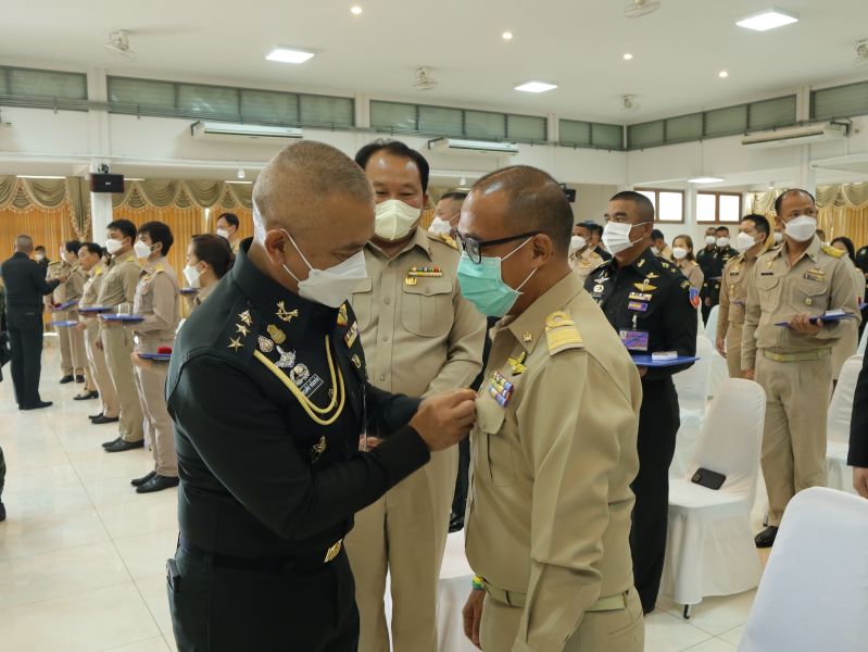 พิธีประดับเข็มพระราชลัญจกรมหาสุรสิงหนาท  กองบัญชาการกองพลทหารราบที่ 9 ค่ายสุรสีห์ จ.กาญจนบุรี