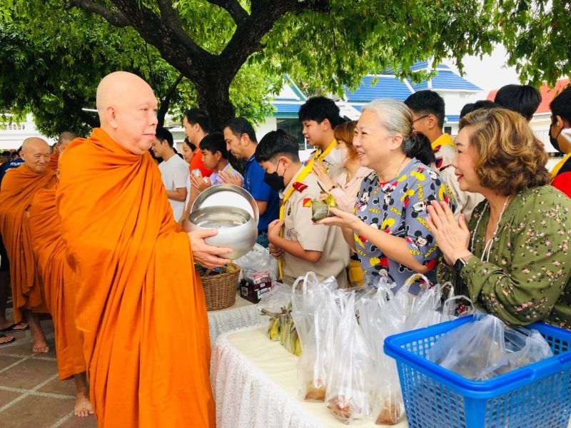 กิจกรรมทำบุญตักบาตรในช่วงเช้า ณ วัดเทพศิรินทราวาส